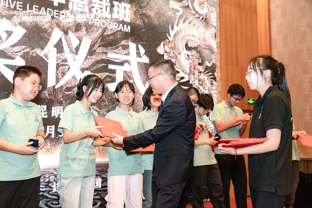 从海边晒伤到半夜疼醒——毁掉孩子的不是无知,而是家长“固执”的侥幸心