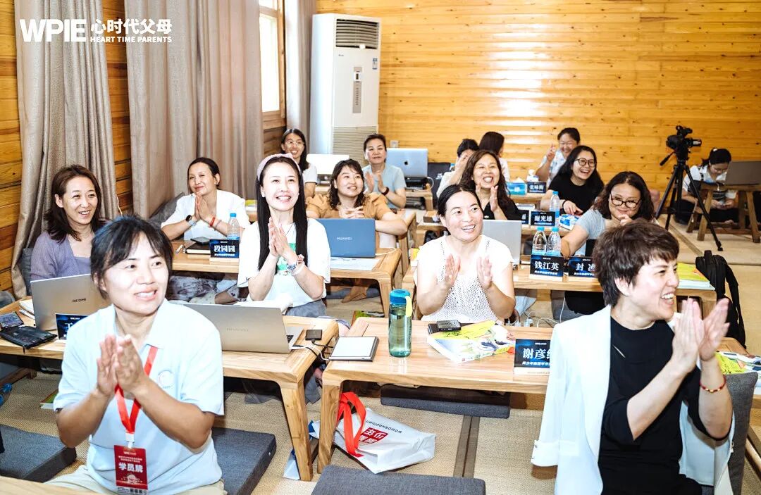 【青少年心理学专业课】停在半空的手,落在心里的爱——海勇老师的那只“手”,教会我的不只是心理学!