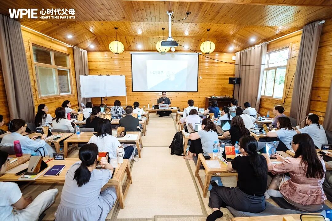 【青少年心理学专业课】停在半空的手,落在心里的爱——海勇老师的那只“手”,教会我的不只是心理学!