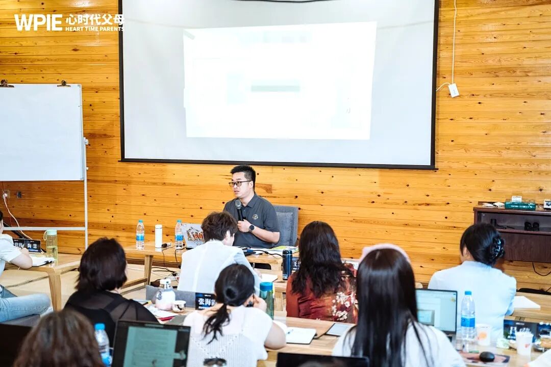【青少年心理学专业课】停在半空的手,落在心里的爱——海勇老师的那只“手”,教会我的不只是心理学!