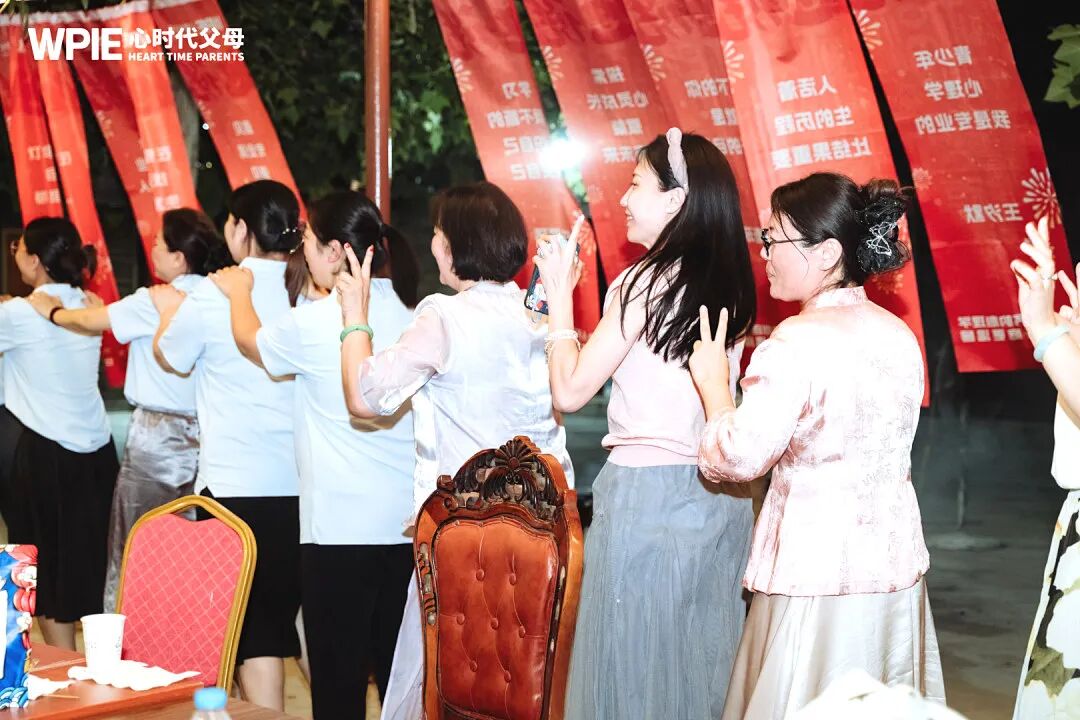 【青少年心理学专业课】停在半空的手,落在心里的爱——海勇老师的那只“手”,教会我的不只是心理学!