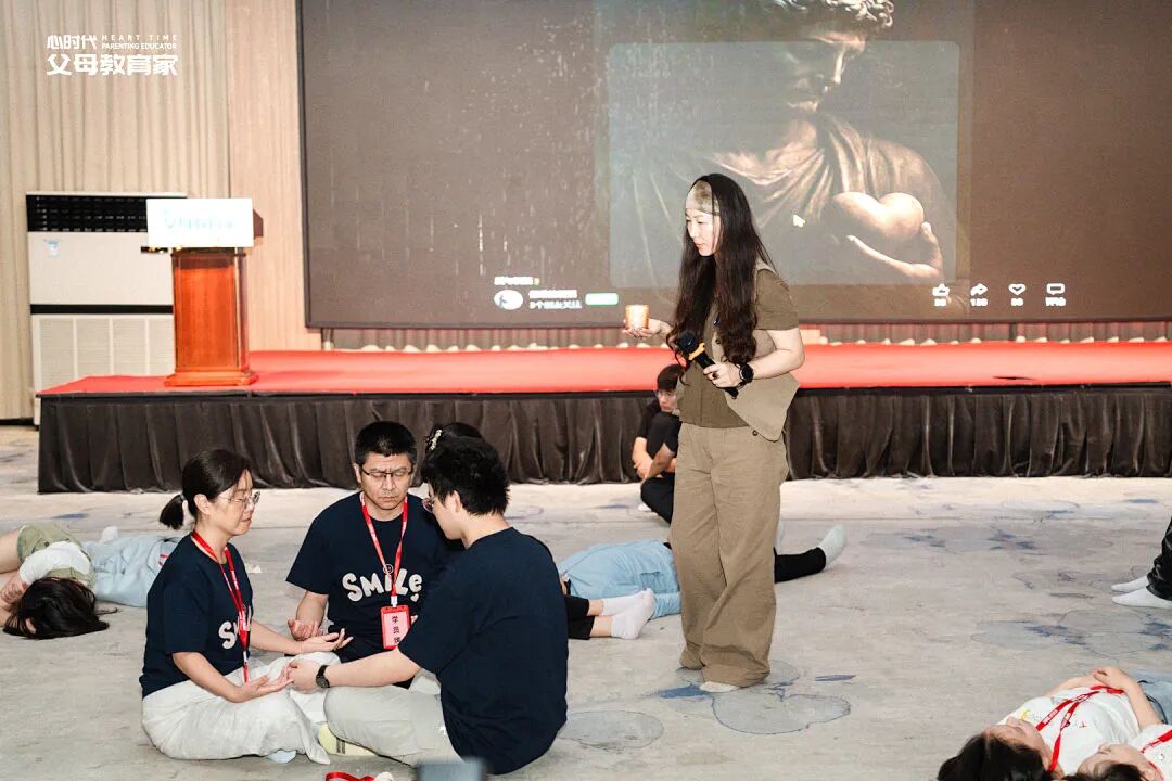 舍得给孩子换苹果手机,却舍不得给老师买一束花?——父母的“双标”,正在养出匮乏型孩子