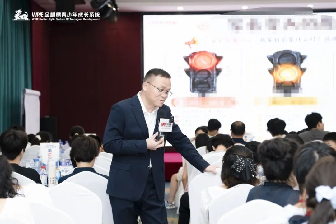 【青少年五大关系课】“爸爸只会打骂吼,妈妈给不了拥抱”——那个长发遮面的辍学女孩背后的家庭真相