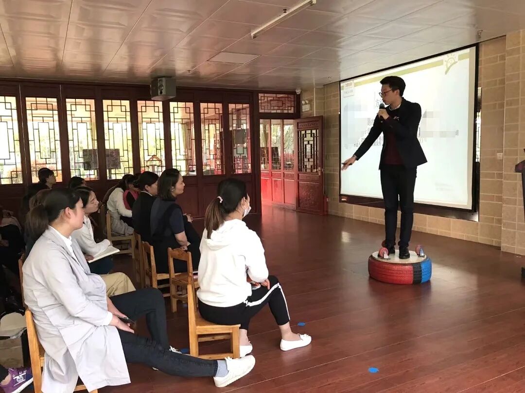 “心家人”孙田田——从幼儿园男老师到心时代父母教育家讲师,他穿西装讲了十几年家庭教育!