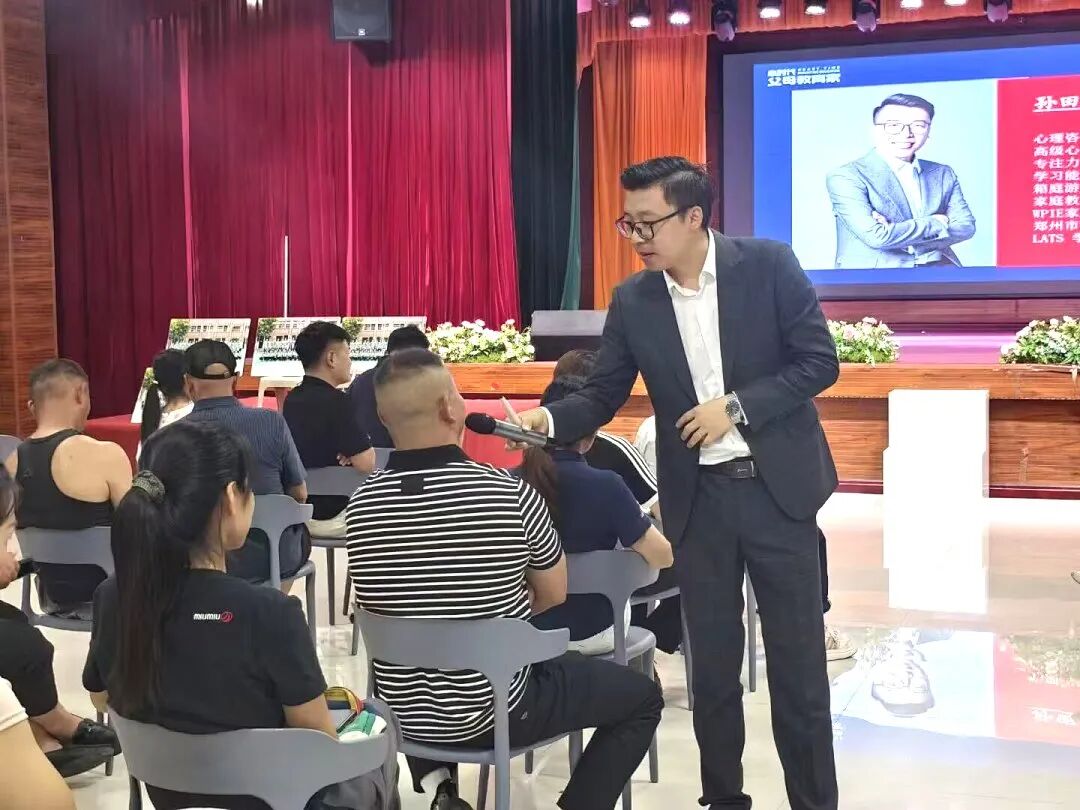 “心家人”孙田田——从幼儿园男老师到心时代父母教育家讲师,他穿西装讲了十几年家庭教育!