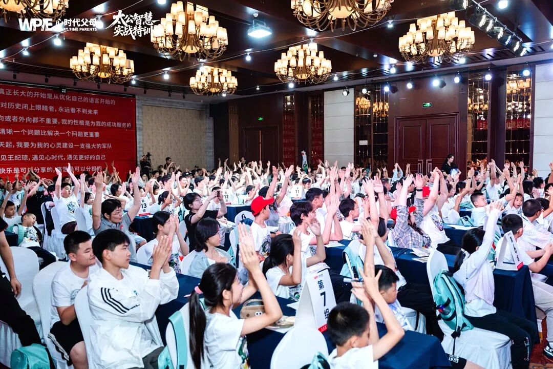 【咱们的故事】孩子休学六年,看心理医生差点被电击 —— 一个濒临崩溃的妈妈,如何成为全家的光?