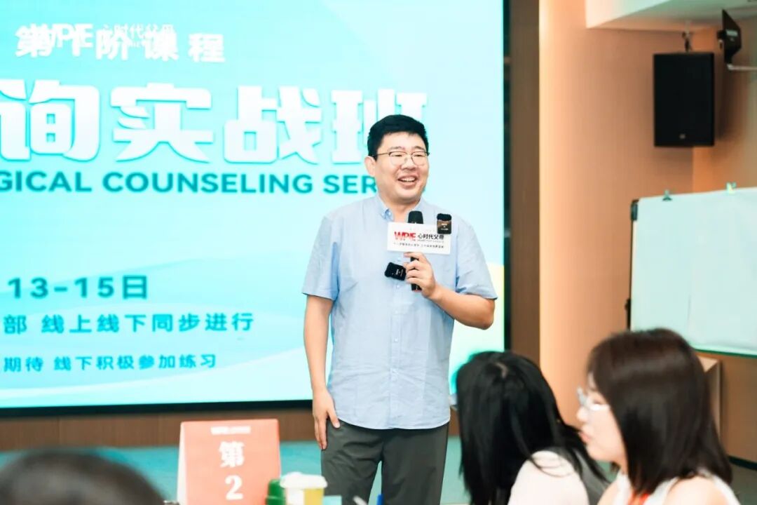 【心理咨询实操班】儿子辞职、儿媳闹离婚——很多家庭的悲剧,都藏在母亲的“以弱控家”里!